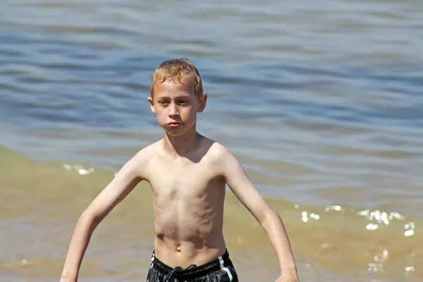 Adolescent garçon sur la plage — Photo