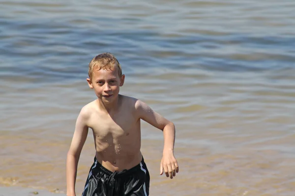 Έφηβου αγοριού στην παραλία — Φωτογραφία Αρχείου