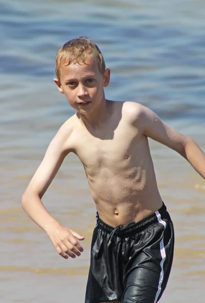 Έφηβου αγοριού στην παραλία — Φωτογραφία Αρχείου
