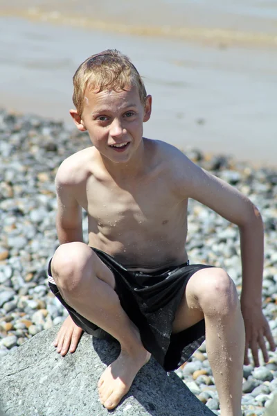 Adolescent garçon sur la plage — Photo