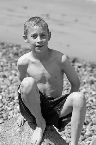 Tizenéves fiú a strandon — Stock Fotó