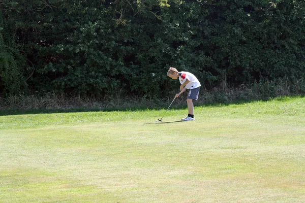 Tonårspojke spela golf — Stockfoto