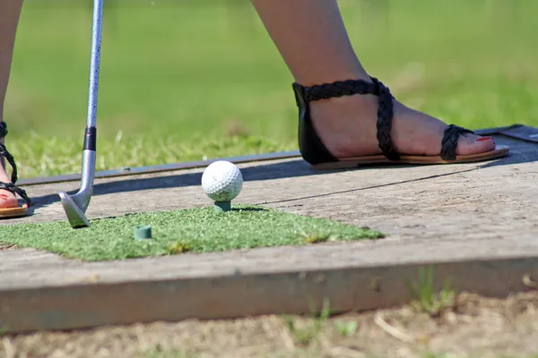 Kvinna som spelar golf — Stockfoto