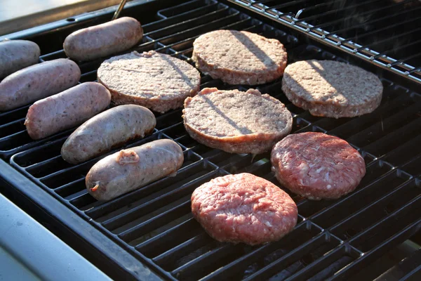 Hamburgery na grillu — Zdjęcie stockowe