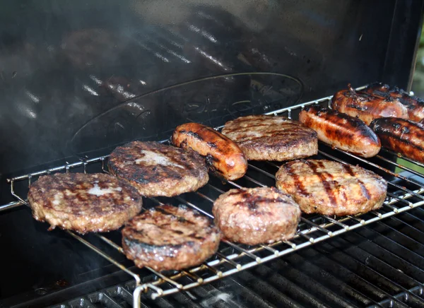 Hamburgery na grillu — Zdjęcie stockowe