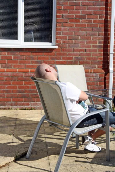 Hombre descansando en el sol — Foto de Stock