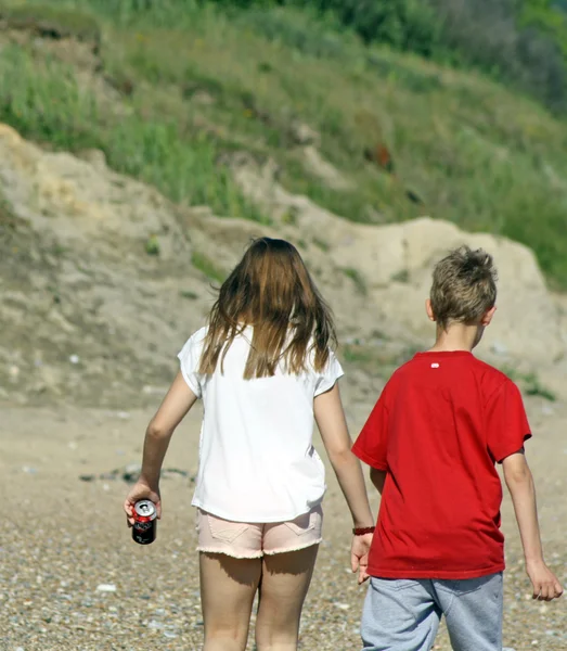 Teenagers walking on the beach — Stock Photo, Image