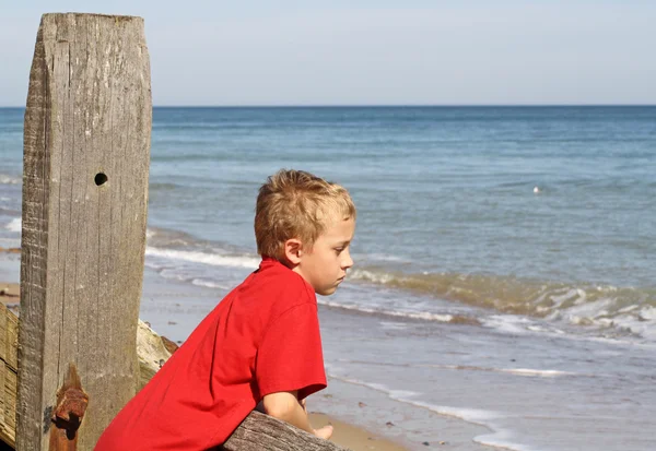 Dospívající chlapec, díval se na moře — Stock fotografie