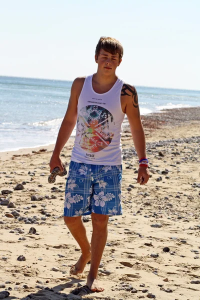 Adolescente chico por el mar — Foto de Stock