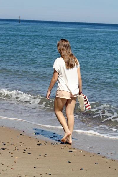 해변에서 십 대 소녀 — 스톡 사진