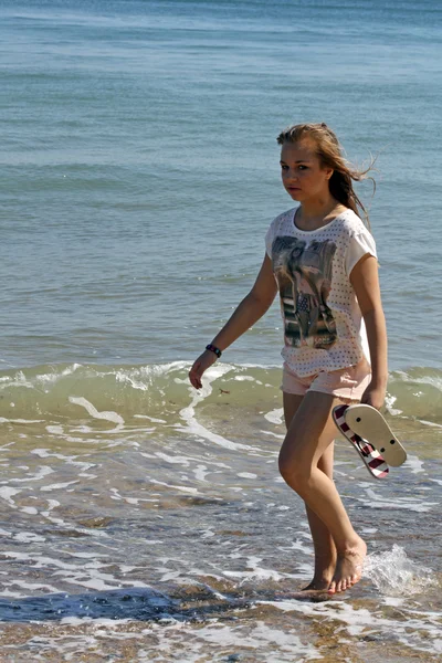 Kumsalda genç kız — Stok fotoğraf