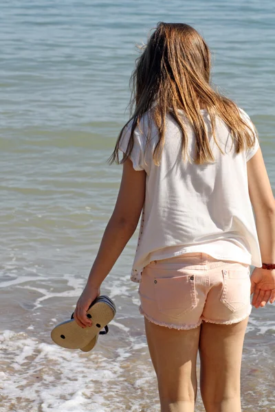 해변에서 십 대 소녀 — 스톡 사진