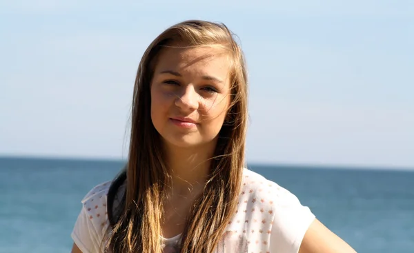 Tonårig flicka på strand — Stockfoto