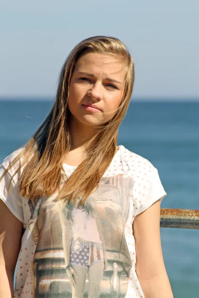 Ragazza adolescente sulla spiaggia — Foto Stock