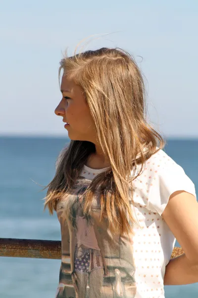 Дівчина-підліток на пляжі — стокове фото