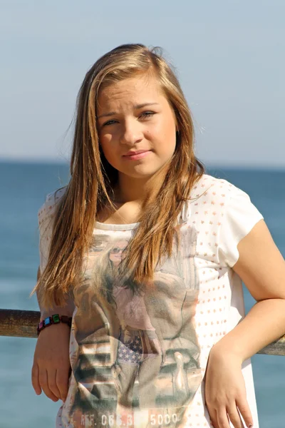 Teenager Mädchen am Strand — Stockfoto