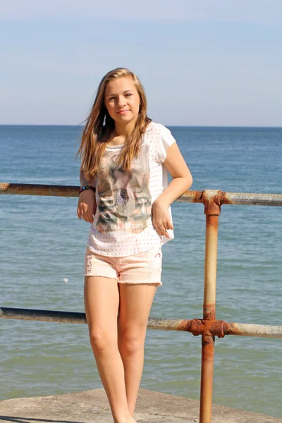 Teenager Mädchen am Strand — Stockfoto