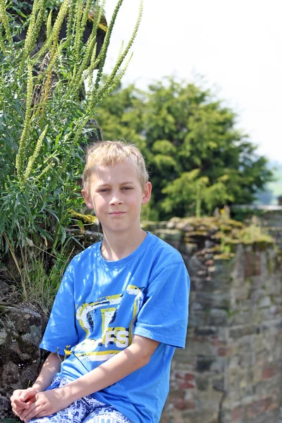 Dospívající chlapec stál nedaleko hradu — Stock fotografie
