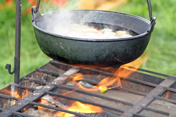 Matlagning utomhus — Stockfoto