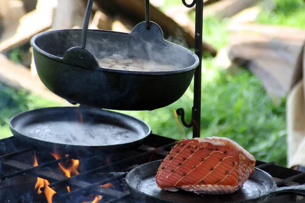 Cozinhar ao ar livre — Fotografia de Stock