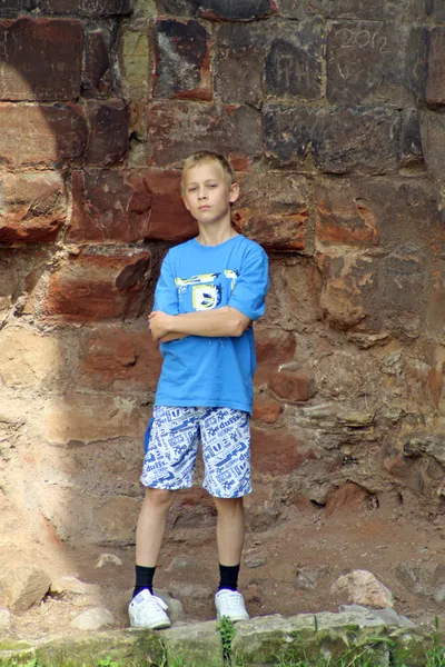 Teenage boy stood near castle — Stock Photo, Image