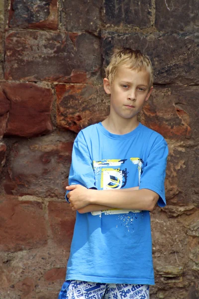 十几岁的男孩站在城堡附近 — 图库照片