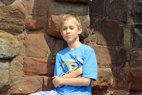 Nastoletni chłopiec stał w pobliżu castle — Zdjęcie stockowe