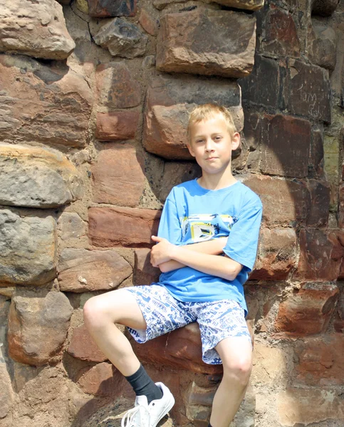 Мальчик-подросток стоял возле замка — стоковое фото