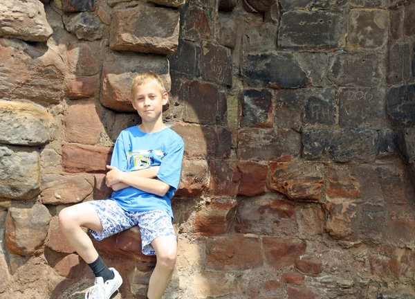 Nastoletni chłopiec stał w pobliżu castle — Zdjęcie stockowe