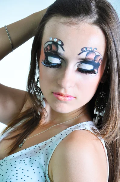 Atraktivní dívka s make-upu na bílém pozadí — Stock fotografie