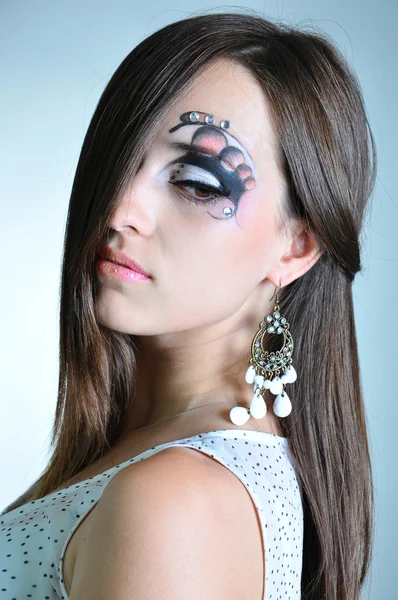 Aantrekkelijk meisje met make-up op wit — Stockfoto