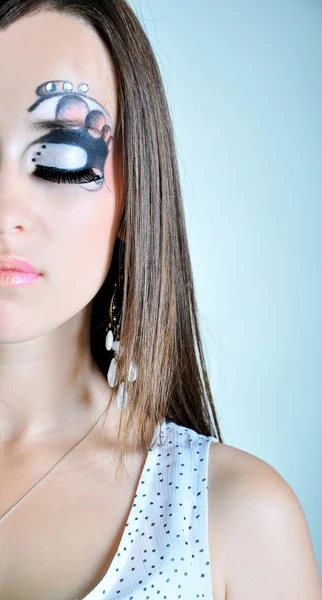 Menina atraente com maquiagem em branco — Fotografia de Stock