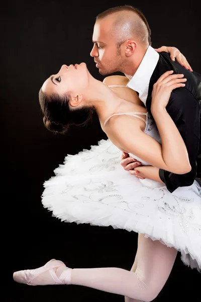 Homem abraçando bela bailarina — Fotografia de Stock