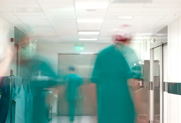 Hospital ocupado corredor de cirugía — Foto de Stock