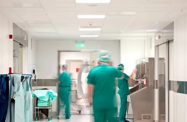 Médicos ocupados preparando cirugía — Foto de Stock