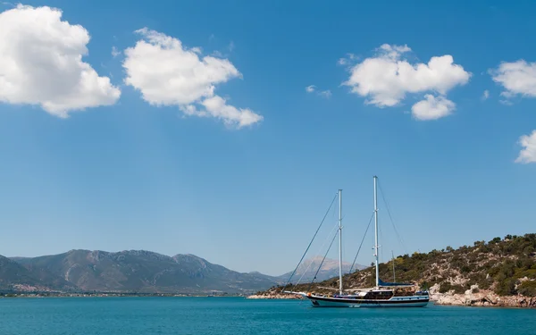 ヨット セーリング ポロス島ギリシャ島 — ストック写真