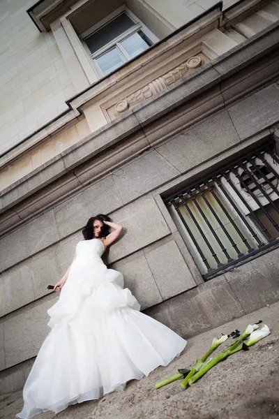 壁にもたれて不満の花嫁 — ストック写真
