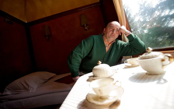 眠っているワゴン列車に坐っていた男 — ストック写真