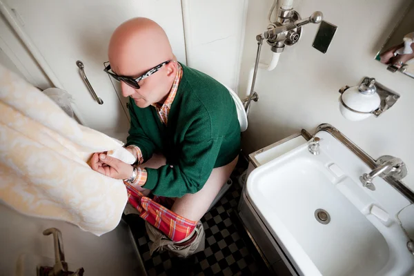 Mann sitzt auf Toilette im Zug — Stockfoto