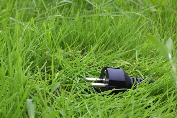 Schaltstecker im Gras liegend — Stockfoto