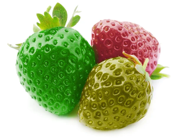 Tre fragole fresche, succose e salutari in tre colori — Foto Stock