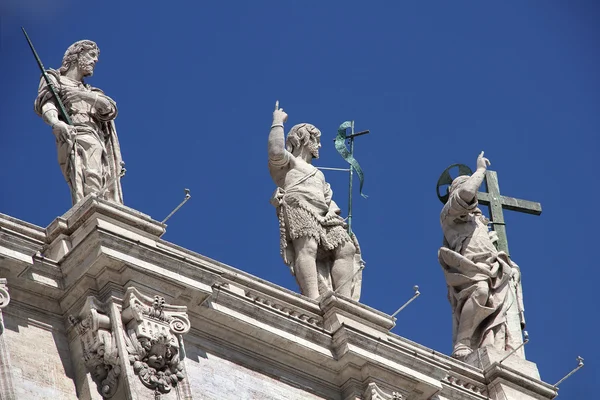 Escultura no telhado da Basílica de São Pedro — Fotografia de Stock