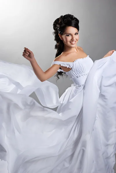 Verlobter und Wind. Frau im Hochzeitskleid — Stockfoto