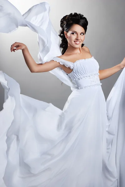 El prometido y el viento. Mujer en un vestido de novia — Foto de Stock