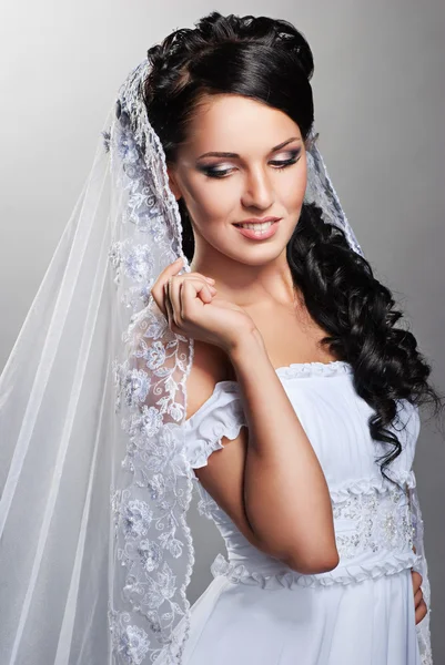 Krásná nevěsta stojí ve svatebních šatech — Stock fotografie