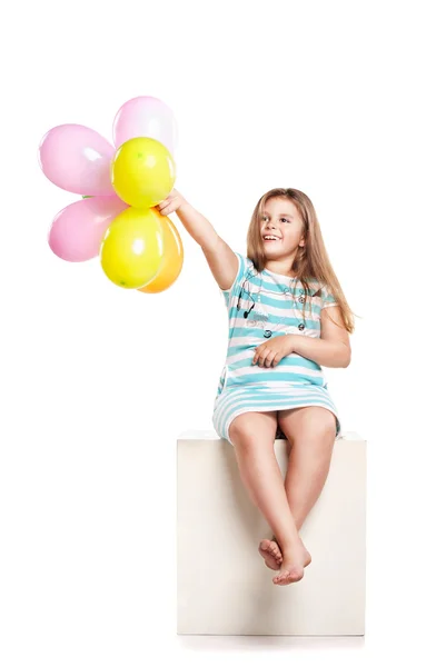 Kleines Mädchen spielt mit Luftballons — Stockfoto