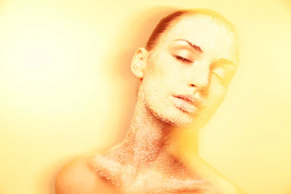 Μυστικιστική νεαρή γυναίκα με δημιουργική χρυσή μακιγιάζ — Φωτογραφία Αρχείου