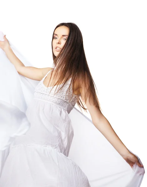 Junge Frau tanzt in wunderschönem weißen Kleid — Stockfoto