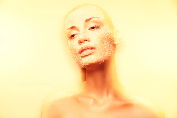 Мистическая молодая женщина с творческим золотым макияжем — стоковое фото