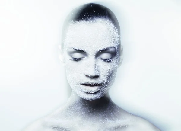 Μυστικιστική νεαρή γυναίκα με δημιουργική μπλε μακιγιάζ — Φωτογραφία Αρχείου
